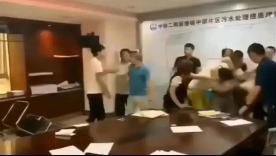 中鐵二局閥門投標(biāo)現(xiàn)場,報(bào)最低價(jià)者被“群揍”…咋回事?- 中鐵二局閥門投標(biāo)現(xiàn)場,報(bào)最低價(jià)者被“群揍”…咋回事?-